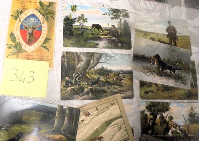 de nombreuses photos d'animaux et de personnes sur la table