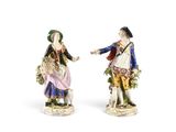deux figurines représentant un homme et une femme se tenant la main
