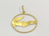 un pendentif en forme d'alligator plaqué or, entouré d'une chaîne