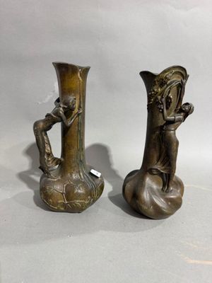 deux vases en bronze posés sur une table