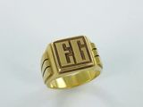 une image représentant une bague en or sur laquelle figure la lettre h