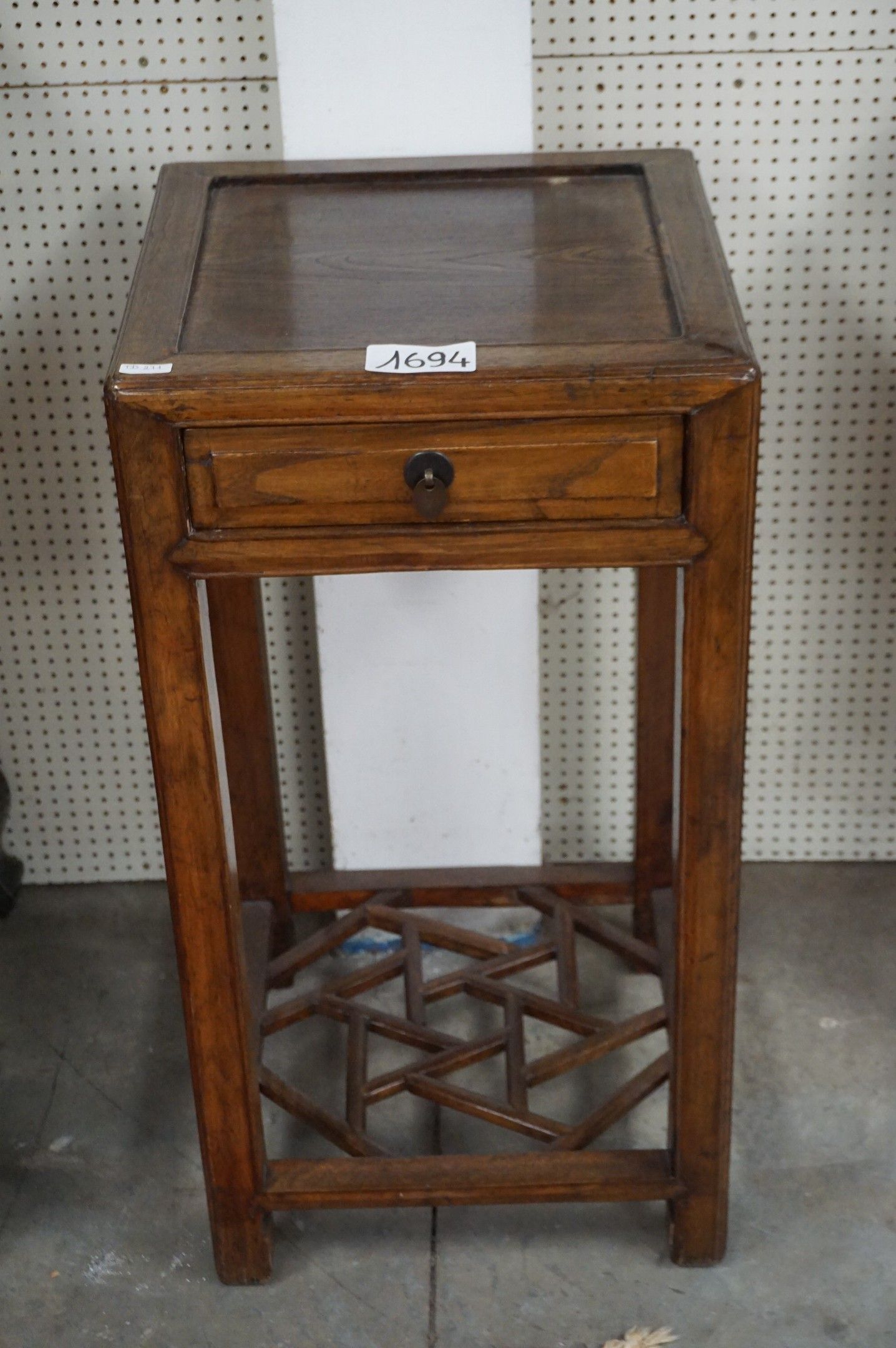 Jolie table d'appoint chinoise haute avec tiroir - vers 1900…