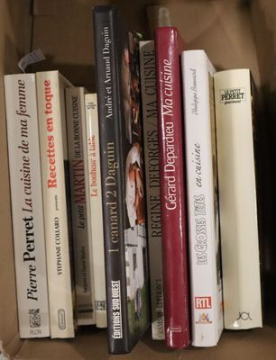 de nombreux livres qui se trouvent sur une étagère dans une boîte