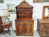 une armoire en bois surmontée d'un miroir