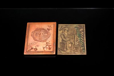 deux types différents de cartes à jouer posées sur une table noire