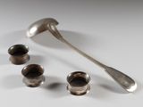 une cuillère, une cuillère et des tasses posées sur une table