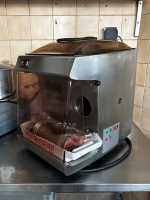une machine posée sur le comptoir d'une cuisine