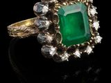 une bague en émeraude et diamant