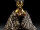 l'image d'une statue d'un homme avec une couronne sur la tête