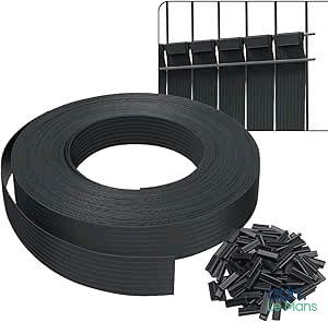 un gros plan sur une pile de bandes de caoutchouc noires à côté d'une autre pile de bandes de caoutchouc noires