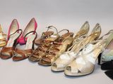 Plusieurs paires de chaussures pour femmes sont alignées en rangée