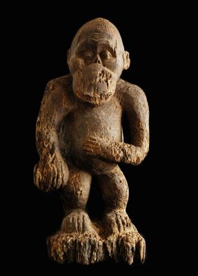 une statue antique représentant un singe au corps humain