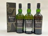 trois bouteilles de whisky single malt Ardbig devant une boîte