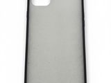 l'arrière d'une coque d'iPhone noire et blanche posée sur une surface blanche