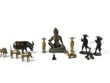 un ensemble de figurines en bronze représentant des personnages et des animaux