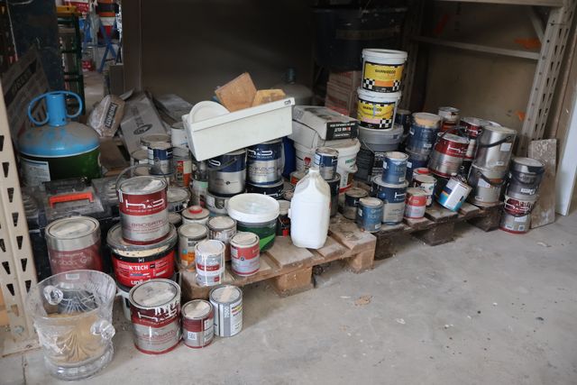 Ensemble de pots de produits et peinture entamés, important stock...