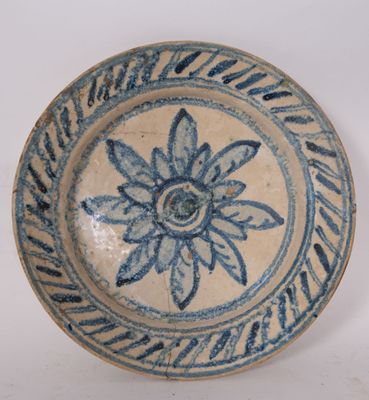 une assiette bleue et blanche ornée d'une fleur