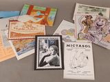 de nombreux types de cartes postales sur la table