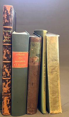 plusieurs vieux livres sont empilés sur une table