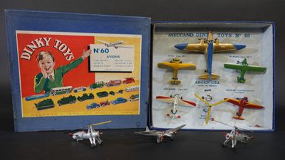une boîte contenant tout un tas de petits avions jouets