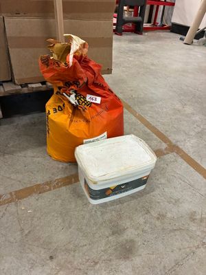 deux sacs de provisions posés par terre à côté d'un carton