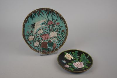 une petite assiette et un petit bol posés sur une table