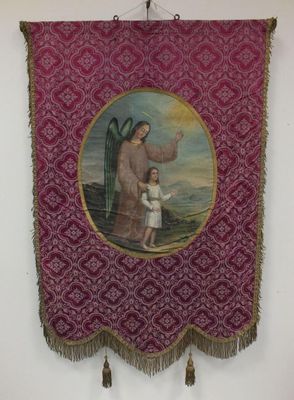 une tapisserie rouge et or représentant un homme tenant un enfant dans ses bras