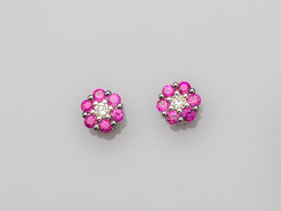 une paire de boucles d'oreilles en saphir rose et diamant