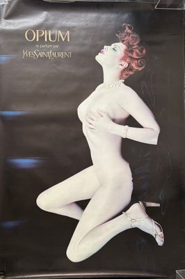 une image représentant une affiche sur laquelle figure une femme vêtue d'un body blanc