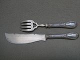 deux fourchettes et un couteau posés sur une table