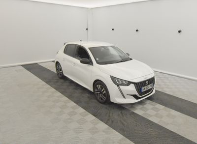la voiture blanche est garée dans le garage de l'immeuble