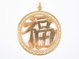 un pendentif plaqué or orné d'un symbole chinois