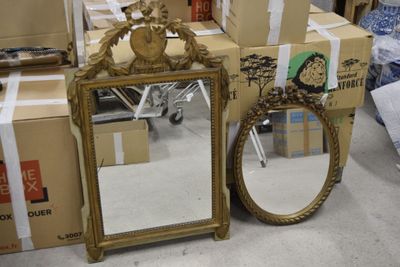 deux miroirs placés l'un à côté de l'autre dans une pièce