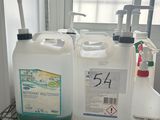 trois récipients remplis d'eau posés sur une étagère devant une fenêtre