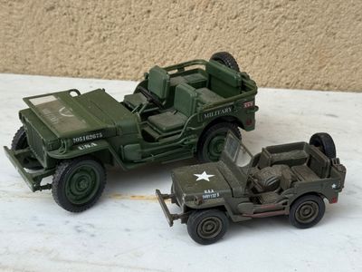 deux véhicules militaires miniatures posés côte à côte sur une table