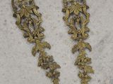 une paire de décorations murales anciennes en laiton représentant des fleurs et des feuilles