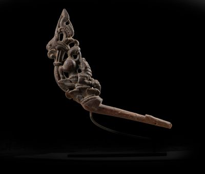 gros plan d'un objet métallique sur une surface noire