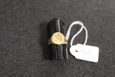 un rouge à lèvres noir et doré muni d'une étiquette