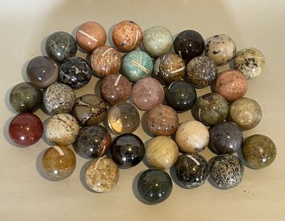 un tas de pierres de différentes couleurs posées sur une table
