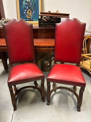 Suite de 5 chaises de style Louis XIII garni de simili cuir …
