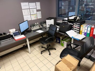 un bureau sur lequel sont posés deux ordinateurs et un ordinateur portable