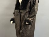un manteau en cuir noir avec un col et des poignets en fourrure, présenté sur un mannequin, un mannequin, un mannequin, un mannequin, un mannequin, un mannequin, un manne