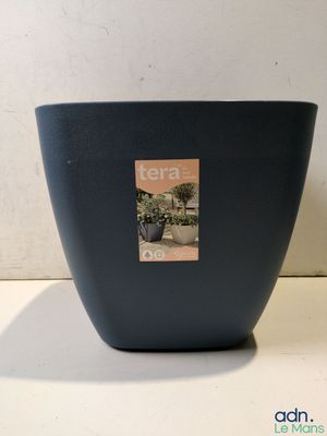 un vase noir orné d'une image, posé sur une table