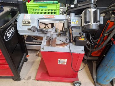 a machine that is sitting on a table in a garage