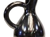 un vase noir avec une anse sur fond blanc
