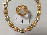 un gros plan d'un bracelet en or sur lequel est enfilée une bague