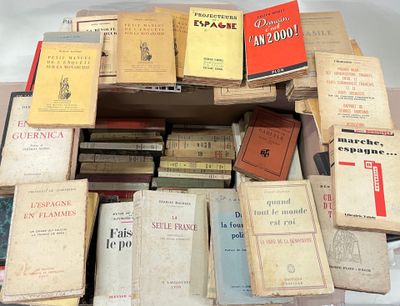 un grand nombre de livres empilés les uns sur les autres