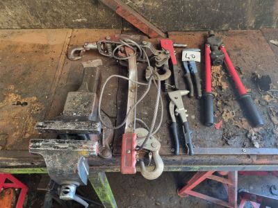 un grand nombre d'outils posés sur une table