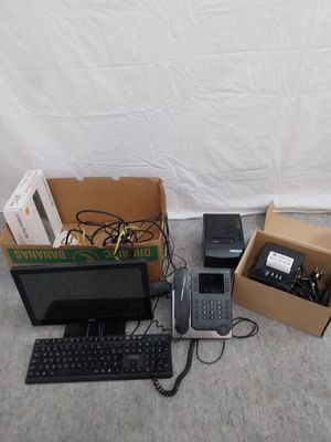 une boîte contenant un clavier, un téléphone, un ordinateur portable et un téléphone portable