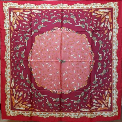une image représentant une nappe rouge ornée d'un motif floral
